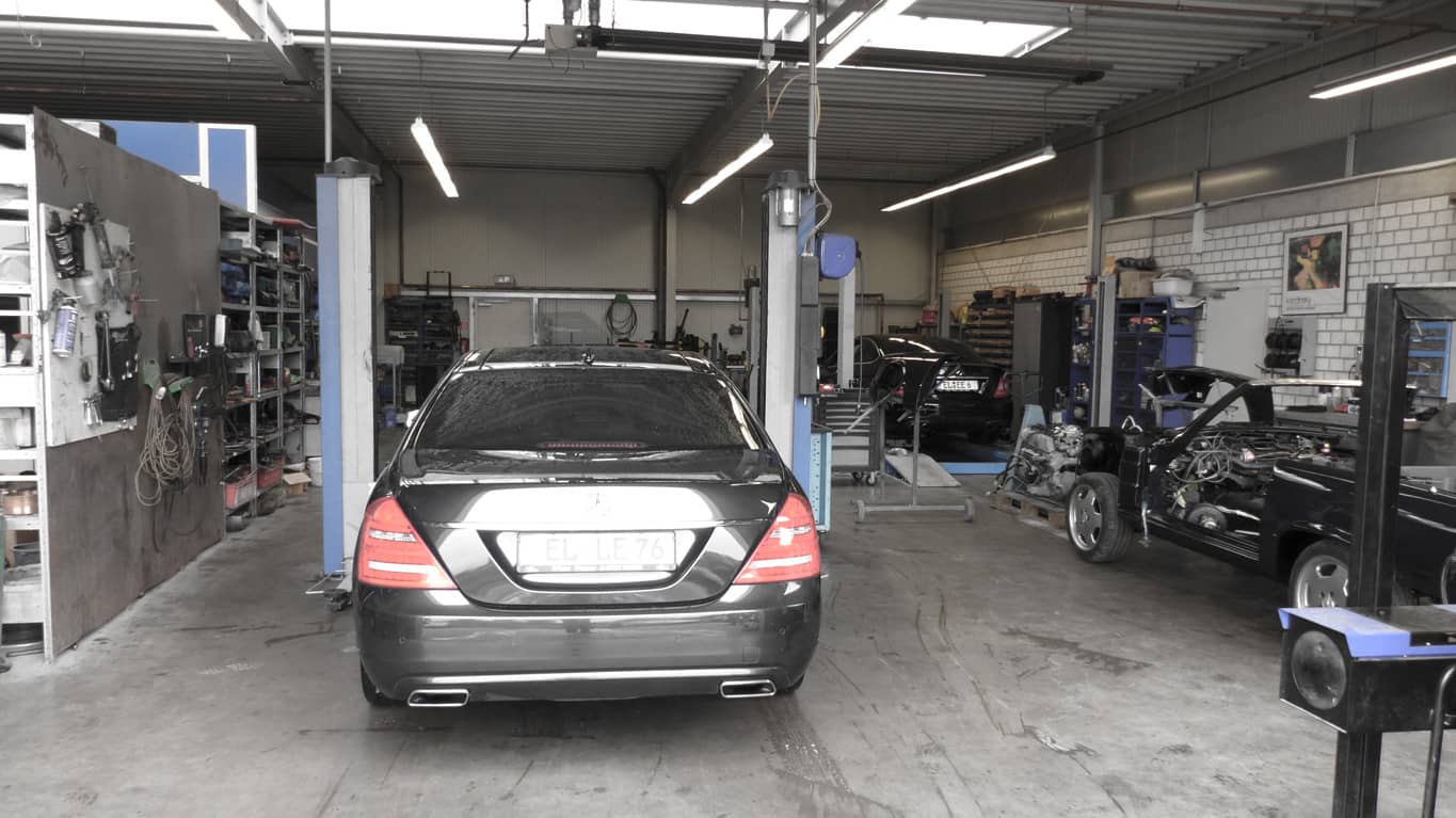 Mercedes Limousine in der Werkstatthalle
