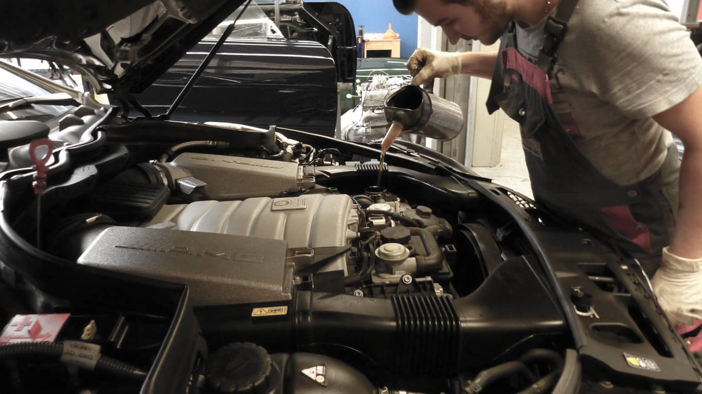 Arbeiten am Motor eines Mercedes