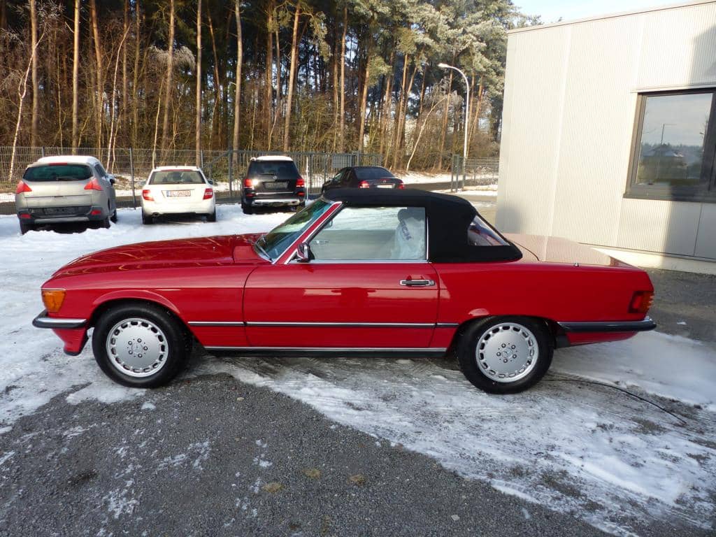 Roter Mercedes Benz SL in der Seitenansicht